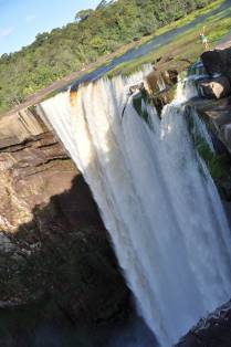 Observando de perto Kaiteur Falls, na Guiana